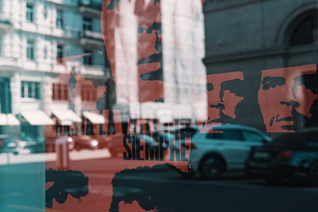 The Silence Movie Poster mit Stanley Tucci und Kiernan Shipka